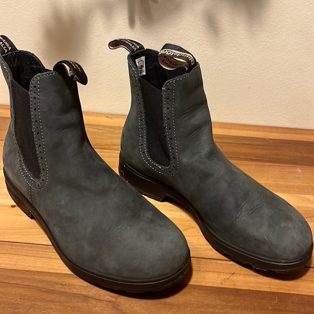 Only worn four times! Blundstone BL1630 High Top Chelsea in Rustic Black